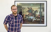 Der Künstler in Chicago: Ueli Alder vor einem inszenierten Selbstporträt. (Bild: Urs Bucher)