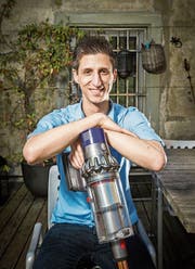 Stefan Koch mit dem neuen kabellosen Dyson-Staubsauger. (Bild: PD)