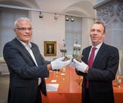Daniel Studer, Direktor des Historischen und Völkerkundemuseums St. Gallen (links), und Lothar Fremy, der Vertreter der Erbengemeinschaft Emma Budge, mit den beiden Silberpokalen, die als Raubkunst identifiziert worden sind. (Bild: Urs Bucher)