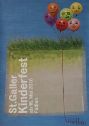 Das Kinderfestplakat 2018: Blauer Himmel, grüne Wiese, Textilien und bunte Luftballons, die durch einen roten Faden, das diesjährige Kinderfestmotto «Fadian», zusammengehalten werden. Und mit diesem aus den Wörtern «Vadian» und «Faden» zusammengesetzten Motto wird gleichzeitig gespielt, indem der Name des Reformators auch richtig geschrieben vorkommt. (Bild: Reto Voneschen)