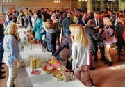 Nach dem Festgottesdienst im Auholzsaal bietet ein Apéro Gelegenheit zum Gedankenaustausch. (Bild: PD)