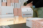 «Unternehmen, die nicht nur hochqualifizierte Mitarbeiter suchen, sind unglaublich wichtig»: Zalando-Pakete im Postzentrum Frauenfeld. (Bild: Steffen Schmidt/Keystone)