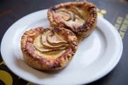 Apfel Chäschuechli mit Bireschnitz. (Bild: Ralph Ribi)