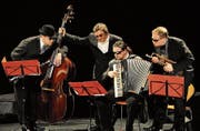 Goran Kovacevic (Akkordeon) mit den Schurken Martin Schelling (Klarinette), Martin Deuring (Kontrabass) und Stefan Dünser (Trompete). (Bild: PD)