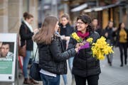 Am 8. März, dem internationalen Frauentag, verteilt auf dem Bärenplatz in St.Gallen die Politische Frauengruppe (PFG) traditionellerweise Mimosen an Passantinnen. Im Bild rechts PFG-Stadtparlamentarierin Andrea Hornstein. (Bild: Michel Canonica - 8. März 2018)