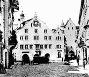 Die Südfassade des alten Rathauses von der Marktgasse her gesehen vor 1865. Rechts ans Rathaus angelehnt, ist der Kanzleianbau zu erkennen. Noch weiter rechts steht das Ira-Tor zum Marktplatz/Bohl.
