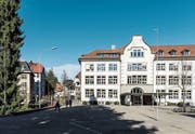 Die Visiere für das Containerdorf beim Schulhaus Hebel stehen. Darin soll ab Sommer die Tagesbetreuung Platz finden. (Bild: Sabrina Stübi)