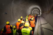 Eine Besuchergruppe am Sonntag auf dem Weg durch den neuen Ruckhaldetunnel. (Bild: PD/Philipp Griesemer)