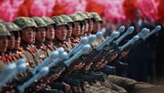 Nordkoreanische Kampftruppen gestern bei der Parade in Pjöngjang. (Bild: How Hwee Young/EPA)