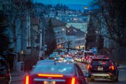 Verbesserungswürdig: Die Achse Unterer Graben, Rosenbergstrasse, St.Leonhard, Geltenwilenstrasse und Teufener Strasse (Bild) ist so stark vom Autoverkehr belastet, dass es regelmässig zu Stau kommt. (Bild: Benjamin Manser)