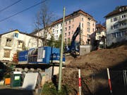 Die Baustelle des "Stadthauses" an der Wassergasse 53. Links davon das Häuschen Haldenstrasse 23, das ebenfalls bald durch einen Neubau ersetzt werden soll. (Bild: Reto Voneschen)
