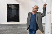 Der Künstler Andri Stadler vor einer Fotoarbeit seiner Serie «Surface». (Bild: Mirjam Wanner)