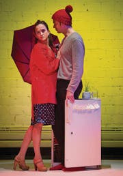 Der Kühlschrank als Bühnen-Angelpunkt: Simone Stahlecker und Alexandre Pelichet in «Der Andere». (Bild: Benjamin Manser)