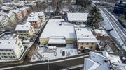 Die Stadt hat die alte Migros Bruggen, das Gebäude in der Bildmitte, gekauft. Ihr gehört bereits das dahinter liegende Grundstück mit Parkplätzen und einem alten Schuppen. Die rechts an die alte Migros angebaute Liegenschaft ist noch Privateigentum. (Bild: Hanspeter Schiess und Ralph Ribi)