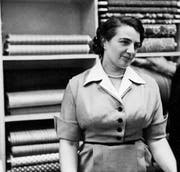 Ein Gespür für Stoffe, Farben und Mode: Berty Fride-Malinsky in ihrem Laden in den 1940er-Jahren.