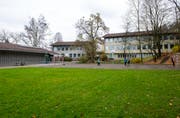 Die Schulanlage Tschudiwies: Vorne die Spielwiese und der Hartplatz, links die Turnhalle und hinten die beiden Gebäude mit den Schulzimmern. (Bild: Coralie Wenger - 15. November 2014)