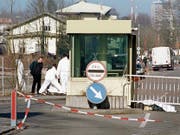 Nach dem Blutbad von 1998 mit zwei Toten: der damalige Tatort am Grenzübergang Klein Venedig – und der Gedenkstein für die ermordeten Zöllner. (Bilder: Christoph Ruckstuhl/KEY, Oliver Hanser)