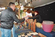 Nebst Organisatorin Renate Ullmann (rechts) sind weitere 39 Aussteller am Weihnachtsmarkt vertreten. (Archivbild) (Bild: Manuel Nagel)