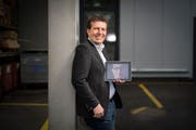 Der Rheintaler Roger Köppel mit einem Bild seines Namensvetters auf dem iPad. (Bild: Benjamin Manser)