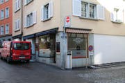 Die Bartolomé-Bar an der Ecke Metzger- und Kirchgasse will expandieren. Dafür will sie die Räume des ehemaligen Jeanshüsli (hinter dem roten Lieferwagen) übernehmen und umbauen. (Bild: Christoph Renn)