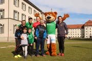 Posieren vor dem Lauf: Tranquillo Barnetta lief mit Teilnehmern des "Charity Run" die Laufstrecke in der St. Galler Altstadt ab. (Bild: Matthias Fässler)