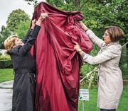 Heidi Grau, Grossrats- und Gemeindepräsidentin, enthüllt mit Regierungsrätin Monika Knill das Klangobjekt «Concerto», ein Werk der Künstlerin Ruth Rüegg aus Halden. (Bild: Thi My Lien Nguyen)