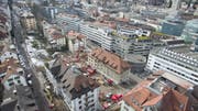 Die Luftaufnahme zeigt die zentrale Lage des Bauprojektes Haldenhof am unteren Bernegghang. Rechts sind die Hochhäuser des Neumarktes, die Hauptpost und dahinter das Hochhaus der Fachhochschule zu erkennen. (Bild: Ralph Ribi - 5. März 2018)