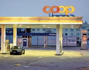 Im Umfeld des Arboner Einkaufszentrums Novaseta, bei der Coop-Tankstelle, fand die fingierte Geldübergabe statt. Die Kantonspolizei Thurgau konnte das Entführungsopfer unverletzt befreien. (Bild: Max Eichenberger)