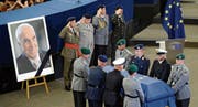 Soldaten tragen den Leichnam Helmut Kohls. (Bild: Patrick Seeger/EPA (Strassburg, 1. Juli 2017))
