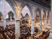 Die Trauergemeinde nimmt Abschied vom Akris-Patron Max Kriemler in der St.Galler Kirche St.Laurenzen. (Bild: Hanspeter Schiess)