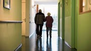 Die Worte sind vergessen, doch die Vertrautheit ist noch da: Peter* besucht täglich seine Frau in der Wohngruppe und führt sie aus ins heimeigene Restaurant. (Bild: Sabrina Stübi)