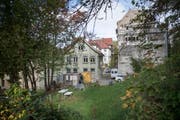 Eine historische Ansicht: Der lange Zeit brachliegende Haldenhof vor dem Beginn der Abbrucharbeiten. Das Haus mit der grünlichen Fassade ist der Haldenhof 2/4, rechts davon ist die Liegenschaft Felsenstrasse 60/62 zu erkennen. (Bild: Ralph Ribi - 15. Oktober 2014)