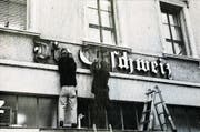 Vor Weihnachten 1997 werden die Leuchtbuchstaben «Die Ostschweiz» am Zeitungsgebäude in der St.Galler Innenstadt abmontiert.