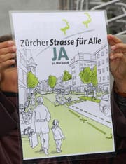 Ein Flugblatt der Befürworterinnen und Befürworter: Erinnerung an den Abstimmungskampf über die Neugestaltung der Zürcher Strasse im Jahr 2006. (Bild: Reto Voneschen - 1. September 2012)