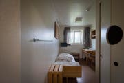 Bett, Tisch, Schrank: Die Einrichtung ist spärlich. (Bild: Benjamin Manser)