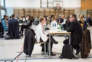 «Kann man von Kunst leben?» wird Bildhauer Hans Thomann von der Kantonsschülerin gefragt. (Bilder: Sabrina Stübi)