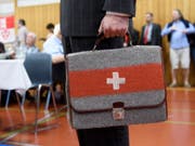 Für eine "unabhängige und neutrale Schweiz": Auns-Sympathisant mit Aktentasche an der 33. Mitgliederversammlung in Bern. (Bild: Keystone/ANTHONY ANEX)