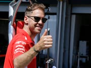 Daumen hoch: Sebastian Vettel startet zum dritten Mal hintereinander aus der Pole-Position (Bild: KEYSTONE/AP/LUCA BRUNO)