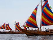 Drei Nachbauten der historischen "Balangay"-Holzboote haben sich von den Philippinen auf den Weg nach China gemacht. (Bild: KEYSTONE/AP/BULLIT MARQUEZ)