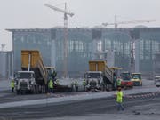 Arbeiten am noch immer namenlosen Grossflughafen in Istanbul. Bei den Arbeiten sind zahlreiche tödliche Arbeitsunfälle zu verzeichnen. (Bild: KEYSTONE/AP/LEFTERIS PITARAKIS)