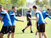 Thorsten Fink verschafft sich im Training einen Überblick - und versprüht gute Laune (Bild: KEYSTONE/ENNIO LEANZA)