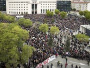 Tausende demonstrieren vor dem Justizpalast in Pamplona gegen ein ihrer Meinung nach zu mildes Missbrauchs-Urteil. (Bild: KEYSTONE/EPA EFE/VILLAR LOPEZ)