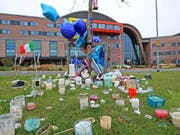 Kerzen und Ballone vor dem Kinderspital Alder Hey in Liverpool, wo Alfie behandelt worden war. (Bild: KEYSTONE/AP PA/PETER BYRNE)