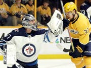 An ihm rieben sich Nashvilles Spieler (wie hier Viktor Arvidsson) auf: Winnipegs Goalie Connor Hellebuyck (Bild: KEYSTONE/AP/MARK HUMPHREY)
