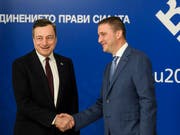 Der bulgarische Finanzminister Wladislaw Goranow (rechts) begrüsst den Chef der Europäischen Zentralbank EZB, Mario Draghi, in Sofia. (Bild: KEYSTONE/EPA/VASSIL DONEV)