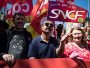 Der Arbeitskampf wird begleitet von Kundgebungen des SNCF-Personals und der Gewerkschaften. (Bild: KEYSTONE/EPA/IAN LANGSDON)