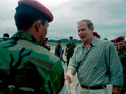 Der damalige Präsident von Guatemala, Alvaro Arzu, beim Händeschütteln mit einem Militäroffizier bei einer Zeremonie in Guatemala-Stadt im Jahr 1997. (Bild: KEYSTONE/AP/MOISES CASTILLO)