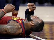 Kassierte mit den Cleveland Cavaliers eine Klatsche und zog sich in dieser Szene noch einen Cut zu: Superstar LeBron James (Bild: KEYSTONE/AP/DARRON CUMMINGS)