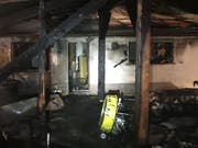 Beim Brand im Unterstand eines Chalets in Savièse VS entstand erheblicher Sachschaden. (Bild: Kantonspolizei Wallis)