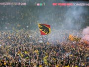 Bern ist aus dem Häuschen: Überglückliche YB-Fans feiern im Stade de Suisse frenetisch den Meistertitel ihres Fussballclubs. (Bild: Keystone/PETER KLAUNZER)